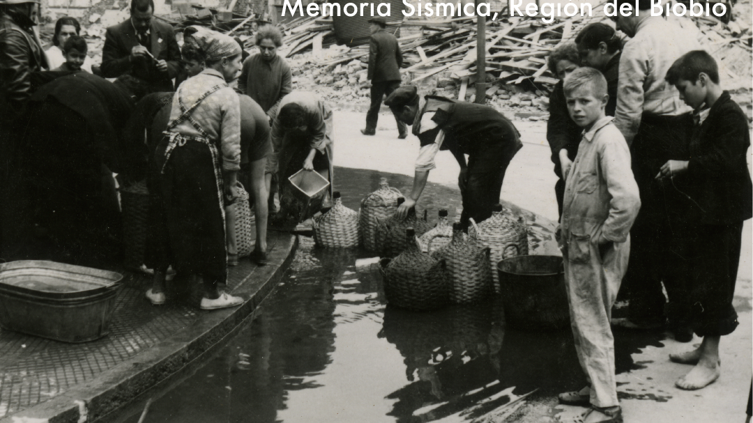 Habitantes de Concepción se organizan y abastecen de agua desde las cañerías rotas luego del terremoto de 1939