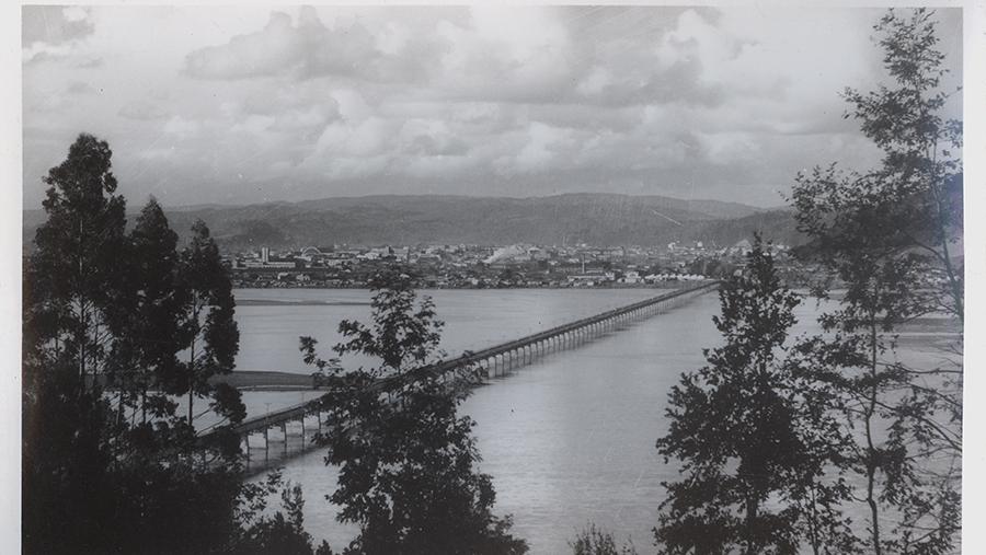 Fotografía blanco y negro de vista al Río Biobío 