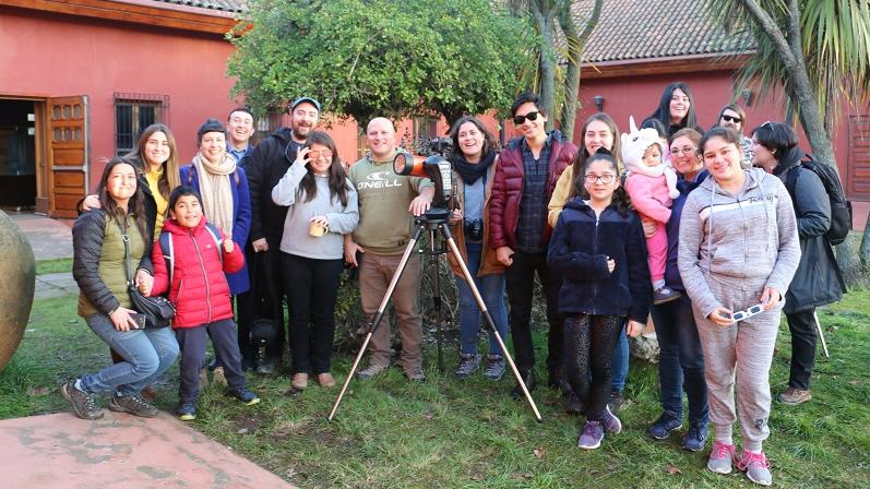 Grupo de personas que llegaron hasta el Museo para observar el eclipse