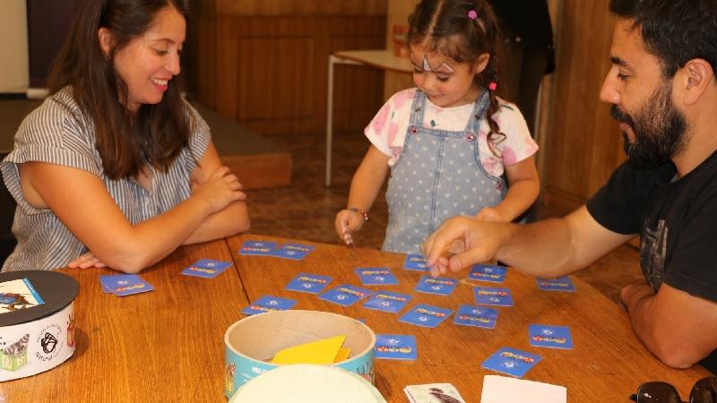 Familia jugando con cartas Musejuegos