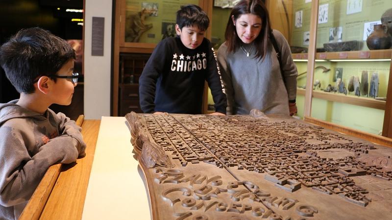 Familia mira la maqueta del Concepción de 1939