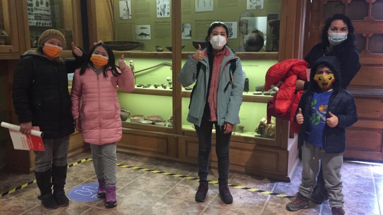 Familia de visita en sala Naturalistas