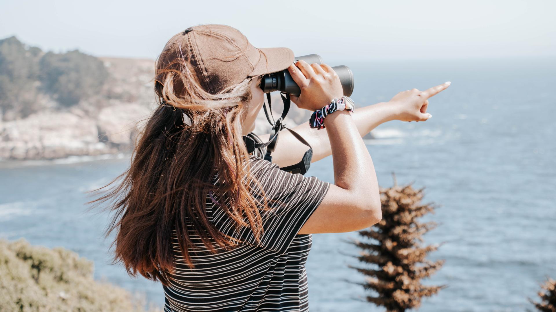 Fotografía de científica usando binoculares