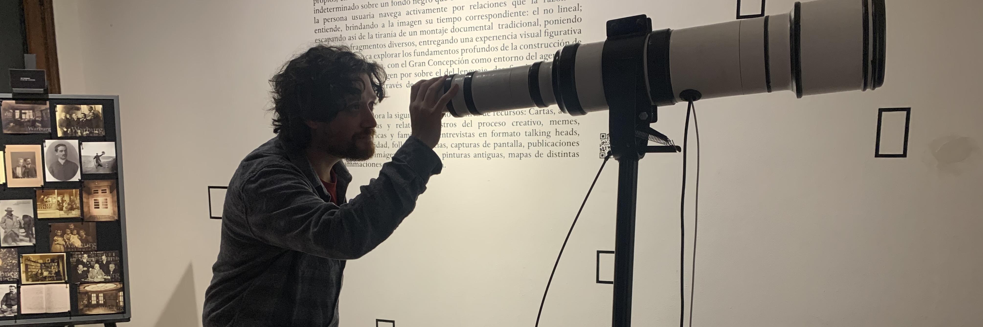 hombre mirando un telescopio