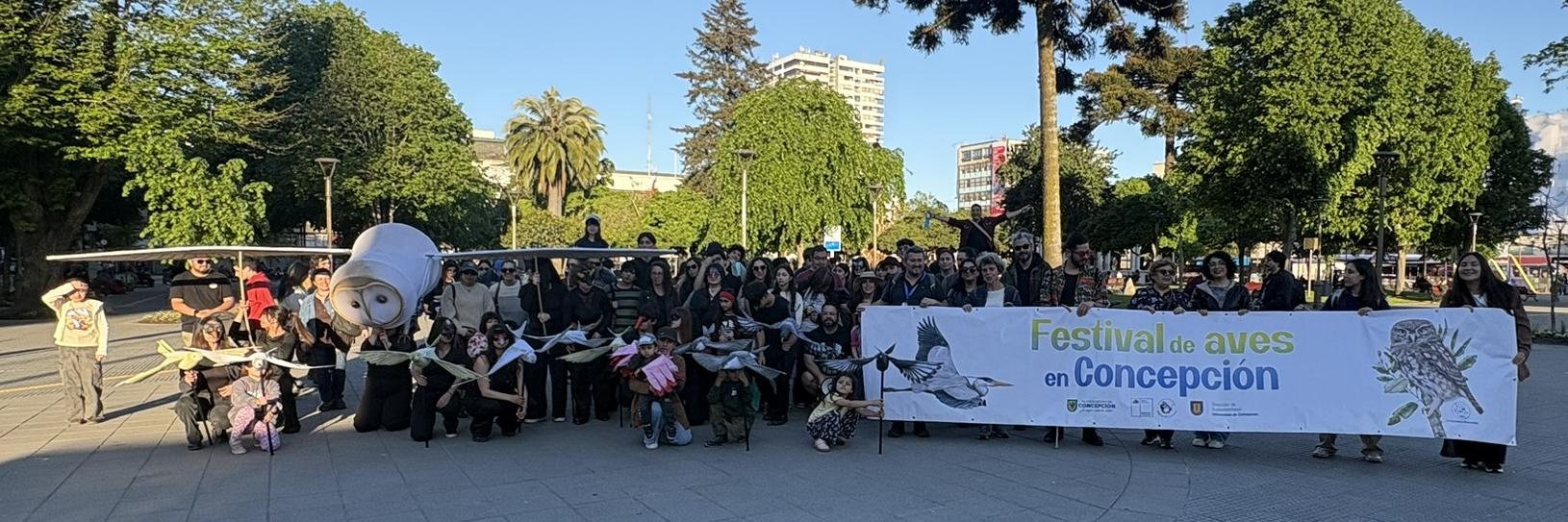 Foto de gente de pasacalle festival 