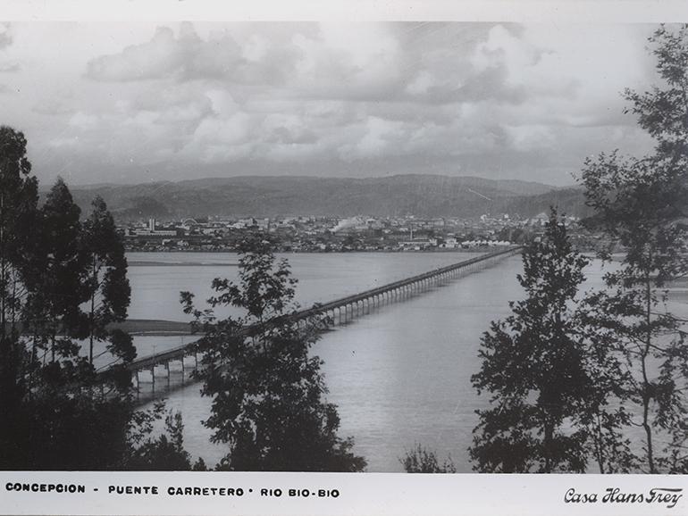 Fotografía blanco y negro de vista al Río Biobío 