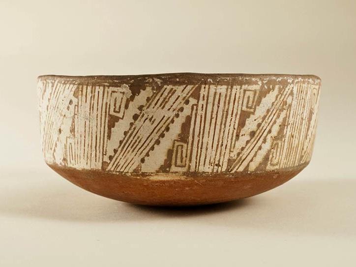 Escudilla decorada. El Olivar. Diaguita clásico. Cerámica. 8,1 x 18.0 cm. Colección Norte Chico. Nº Inventario 4.0011.