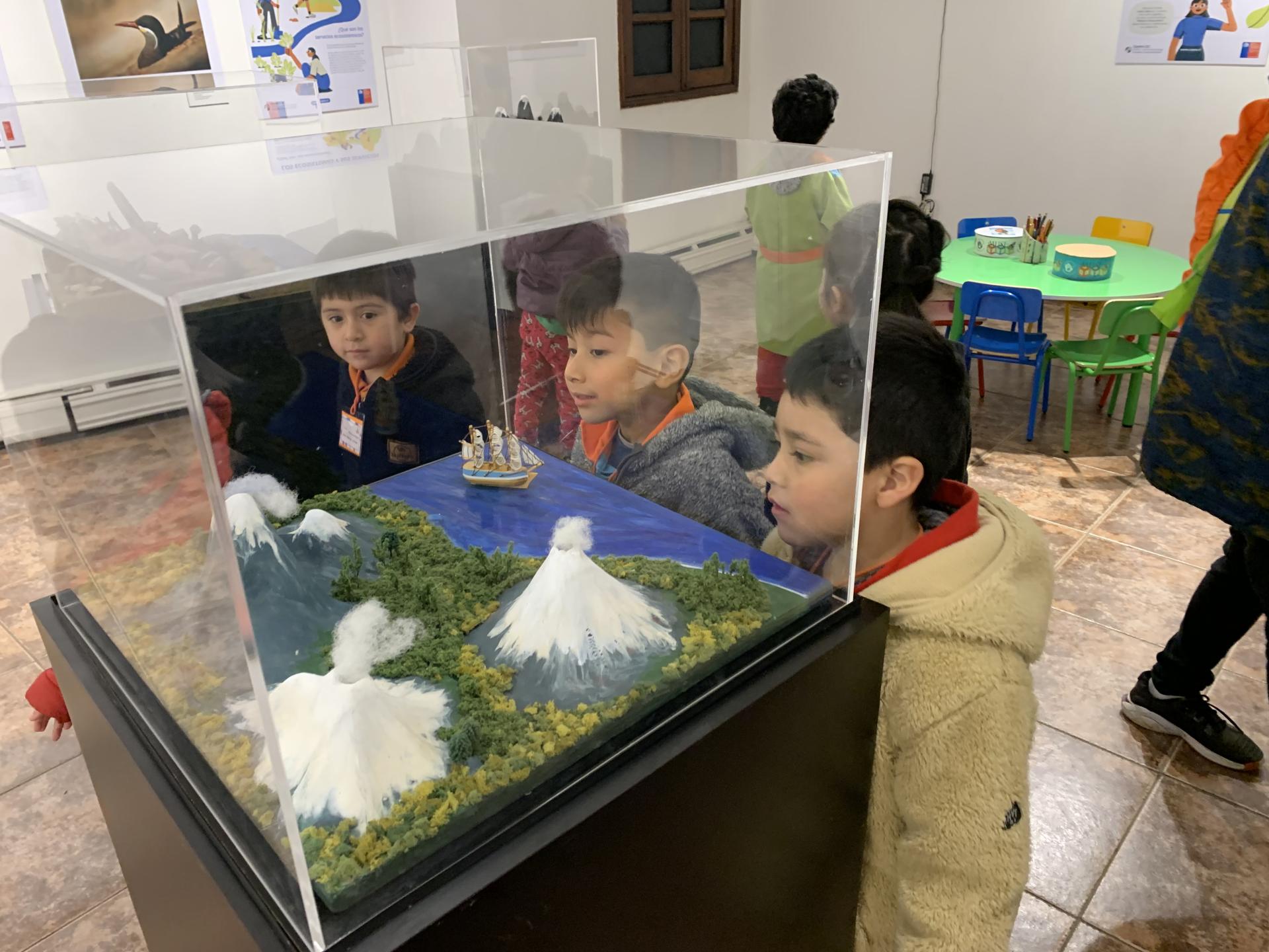 Niños mirando la muestra