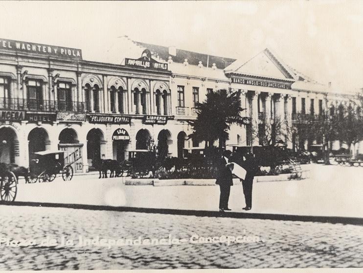 Carros en Plaza de la Independencia