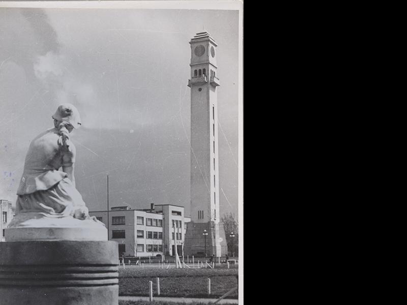 Campanil y estatua