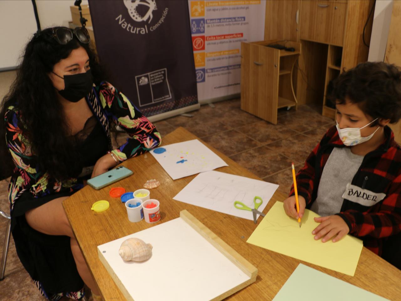 Artista guiando a niño