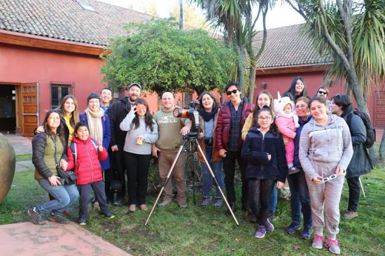 Grupo de personas que llegaron hasta el Museo para observar el eclipse