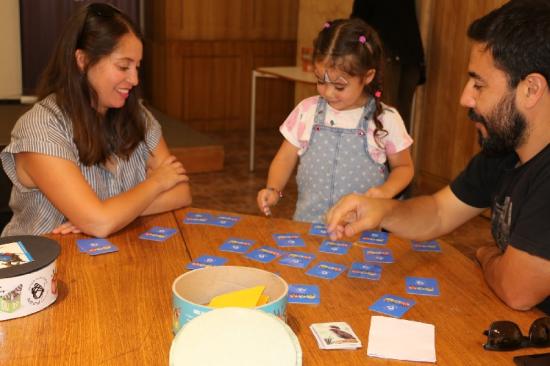 Familia jugando con cartas Musejuegos 