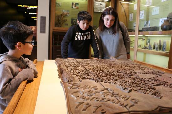 Familia mira la maqueta del Concepción de 1939