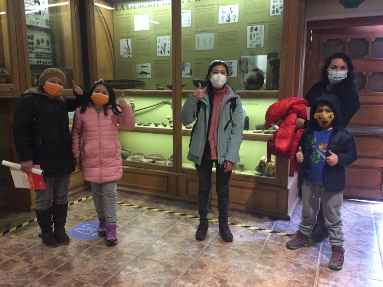 Familia de visita en sala Naturalistas 