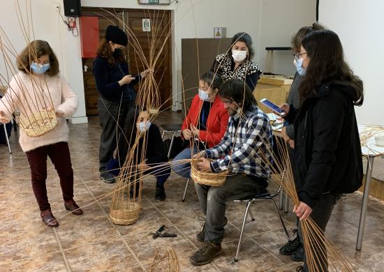 En el taller de mimbres