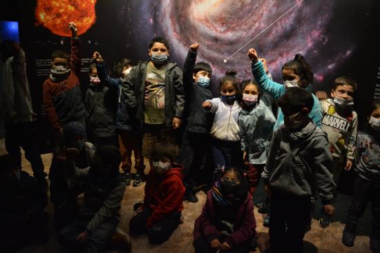 Niños en el panel de astronomía