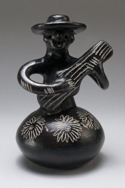 Alcancía en forma de figura femenina con chupalla y guitarra Alcancía en forma de figura femenina con chupalla y guitarra